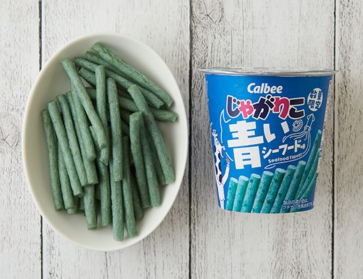 皿にのったじゃがりこと、じゃがりこのパッケージ