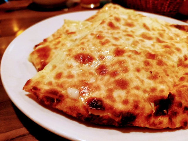 チーズナンが3枚のった皿