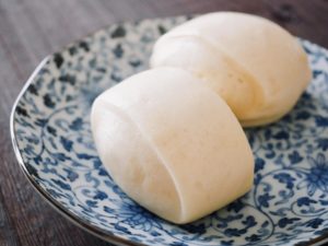 皿にのったマントウ